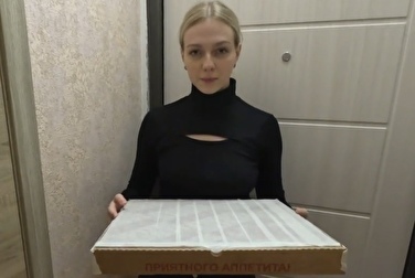 Курьерша сиськами светит 👀 За испорченный заказ сексом ответит
