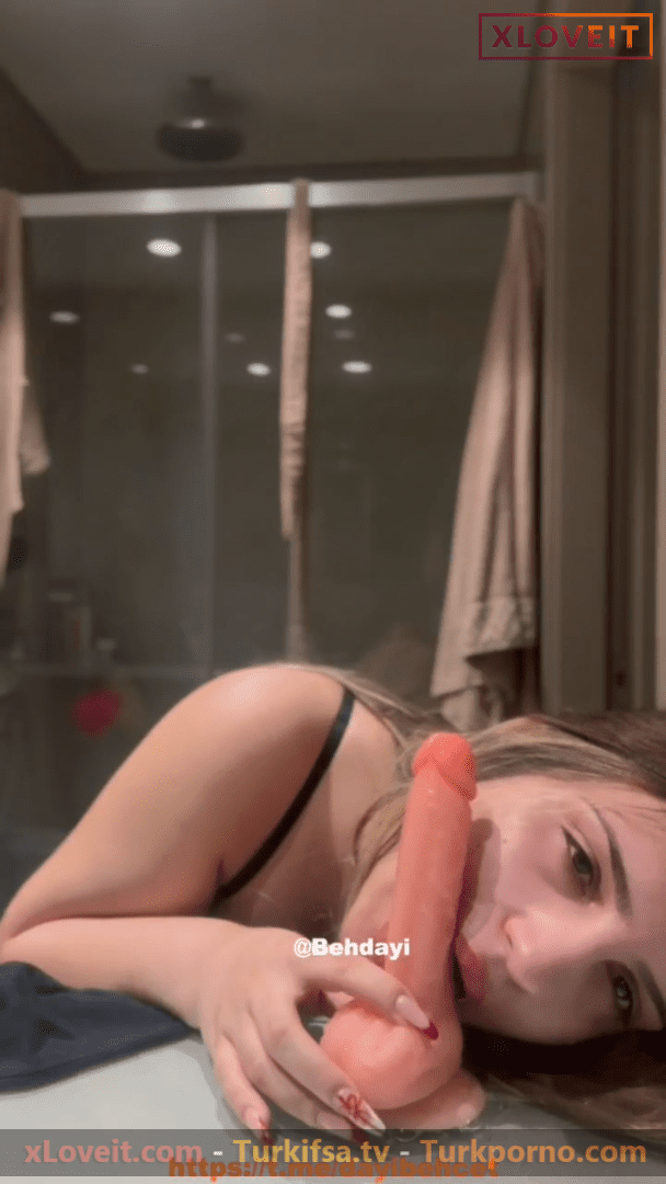 Tango Tuğçem ifşa Küçük dildosuna gırtlak yaptı